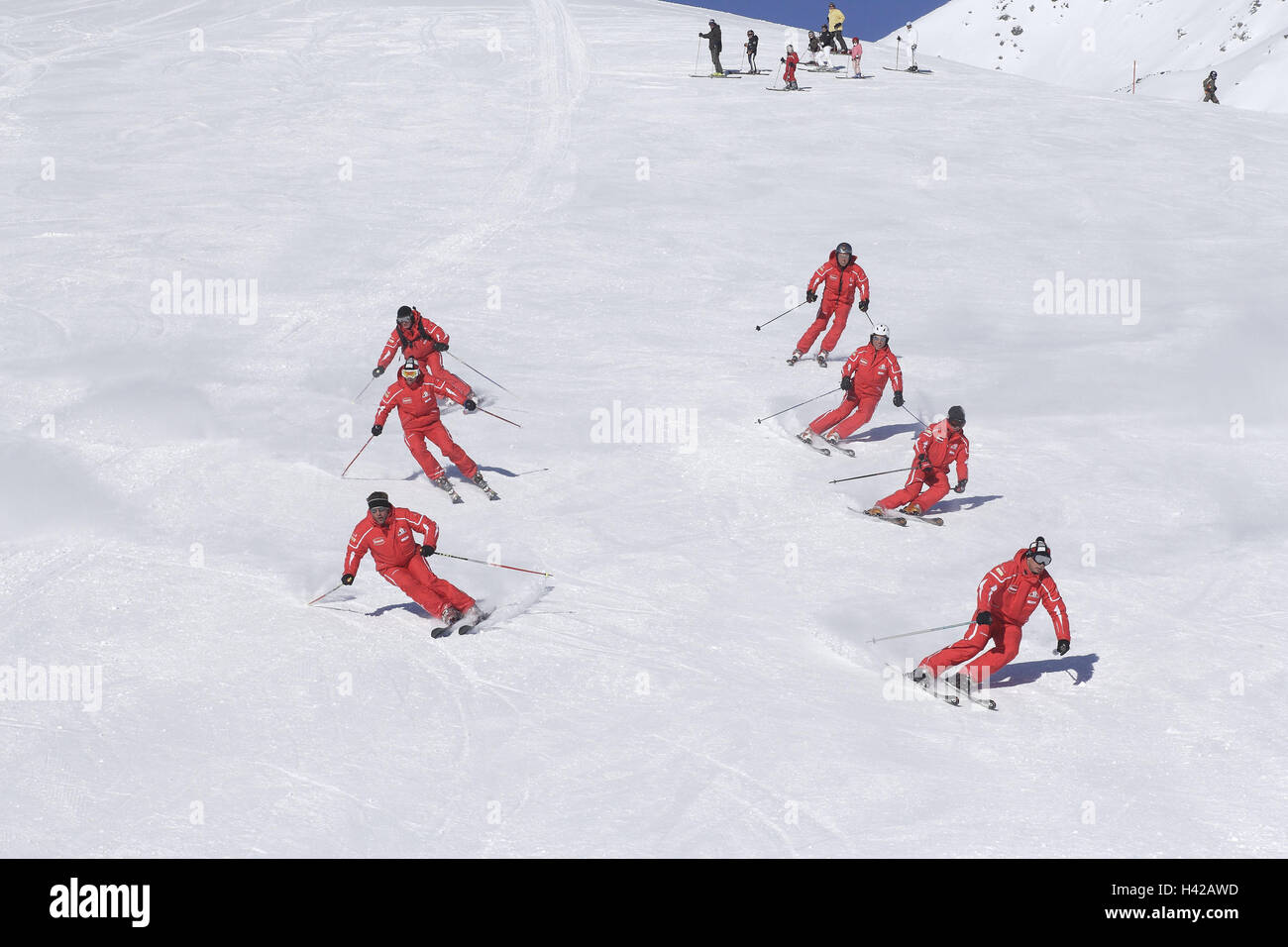 Pista da sci, sciatore, sette, formazione, drive, nessun modello di rilascio, Austria, Tirolo, Ladis, alpi, montagne, montagne, stagione invernale, neve, coperta di neve, sport invernali, sport invernali, sci area, turismo, turismo, immediatamente, in modo sincrono, gli uni con gli altri, le tute e gli insiemi da sci, red, Maestro di sci, Foto Stock