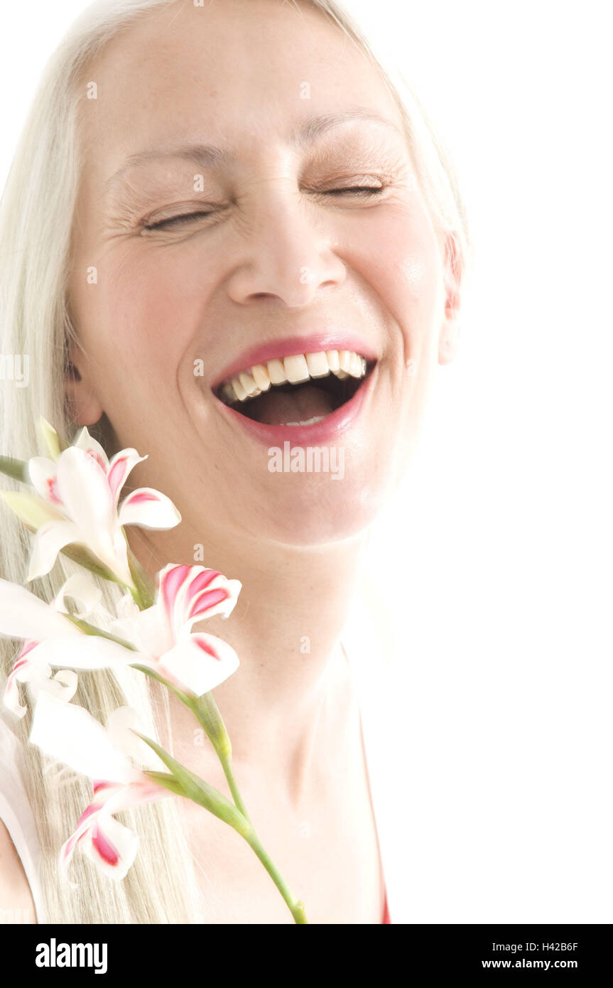 Donna, migliore età, tenere gigli, ridere, ritratto, Foto Stock