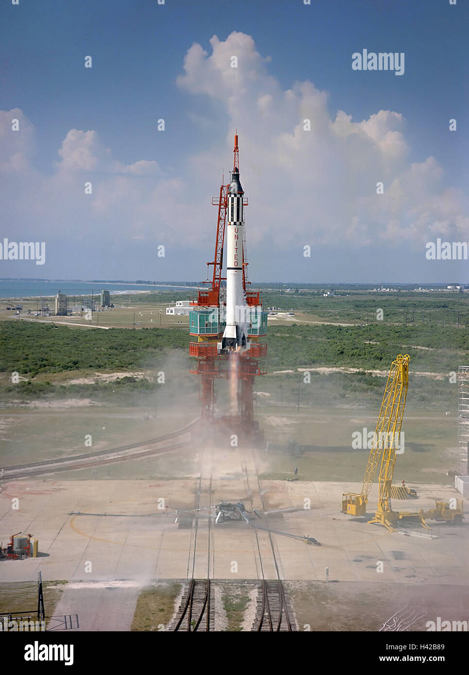 Il Mercurio Redstone rocket capsula lancia la libertà 7 veicolo spaziale nello spazio che trasportano astronaut Alan Shepard dal complesso di lancio presso il Kennedy Space Center di Cape Canaveral Air Force Station 5 Maggio 1961 a Cape Canaveral, in Florida. La libertà 7 è stato il primo pilota del volo spaziale sottorbitale, rendendo Shepard il primo americano nello spazio. Foto Stock