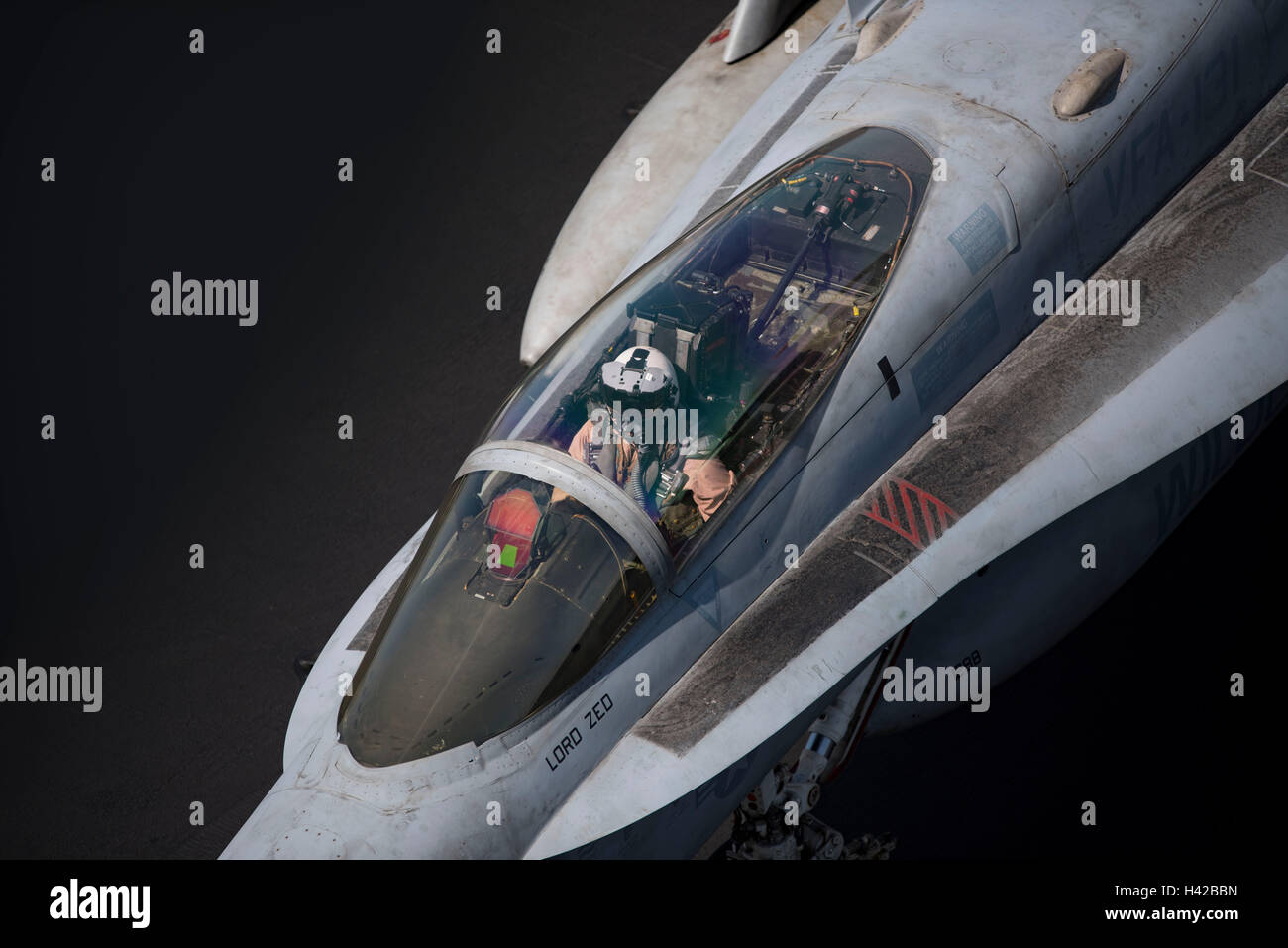 Un U.S. Navy F/A 18C Hornet fighter aircraft taxi attraverso il ponte di volo della Nimitz-classe-nucleare powered portaerei USS Dwight D. Eisenhower durante il funzionamento inerenti risolvere Ottobre 5, 2016 nel Golfo Arabico. Foto Stock