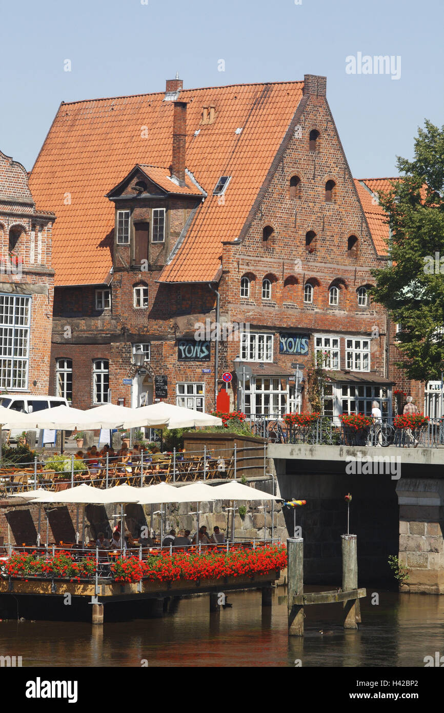 Lüneburg (città), sale Road, bridge, fiume Ilmenau, sidewalk cafe, turisti, Foto Stock