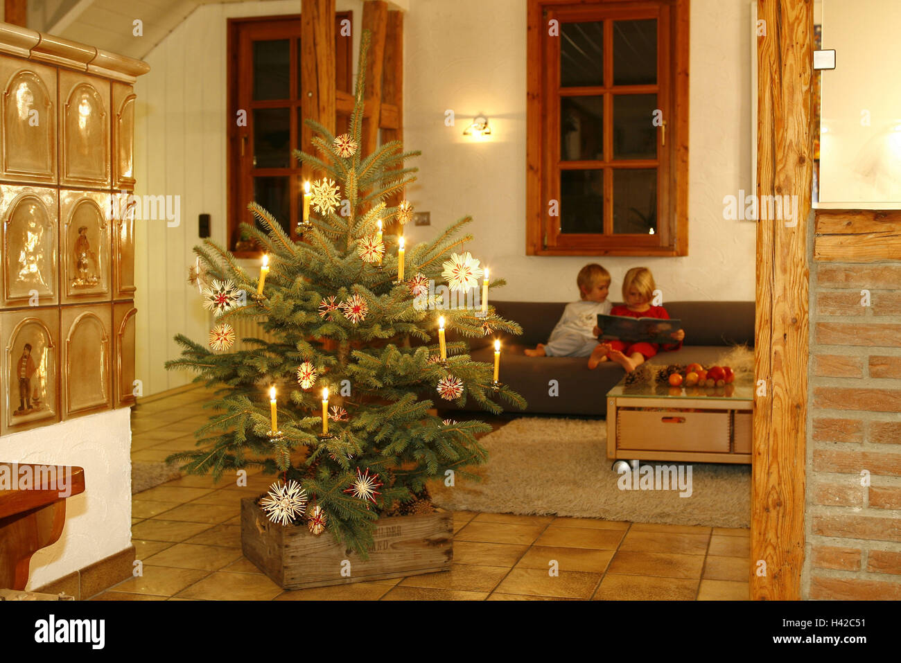 La stanza di seduta con albero di Natale, divano, bambini, modello rilasciato, Foto Stock