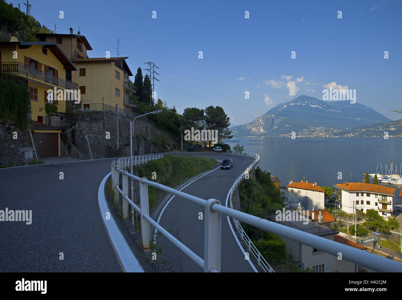 L'Italia, il lago di Como, Belleano, strada a serpentina, Oberitalien, paesaggio di montagna, lago, luogo, case, case, street, avvolgimento, girando, traffico, Porto, barche a vela e yacht, Destinazione, turismo, Foto Stock