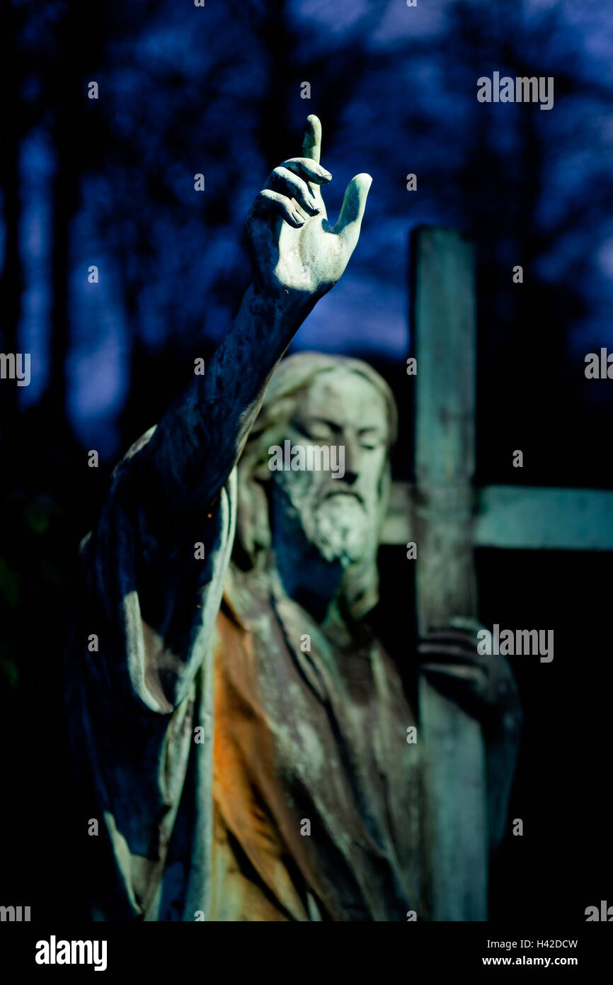 Cimitero, tomba figura, notte, pietra tombale, tomba, icona, dolore, morte, dimissioni, BT, statua, figura, misteriosamente, awfully, Gesù, croce, cielo, una mano, un gesto, un monumento, luce, oscurità, pietra, pietra figura, Foto Stock