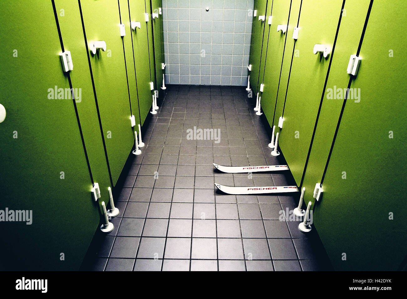 Area del gabinetto, porte chiuse, Sci Wc, pubblicamente, WC-Kabinen cubicoli verde, sciatori, concetto, Notdurft, urgenza, urgentemente, palliativo, umorismo, sapientemente, interno Foto Stock