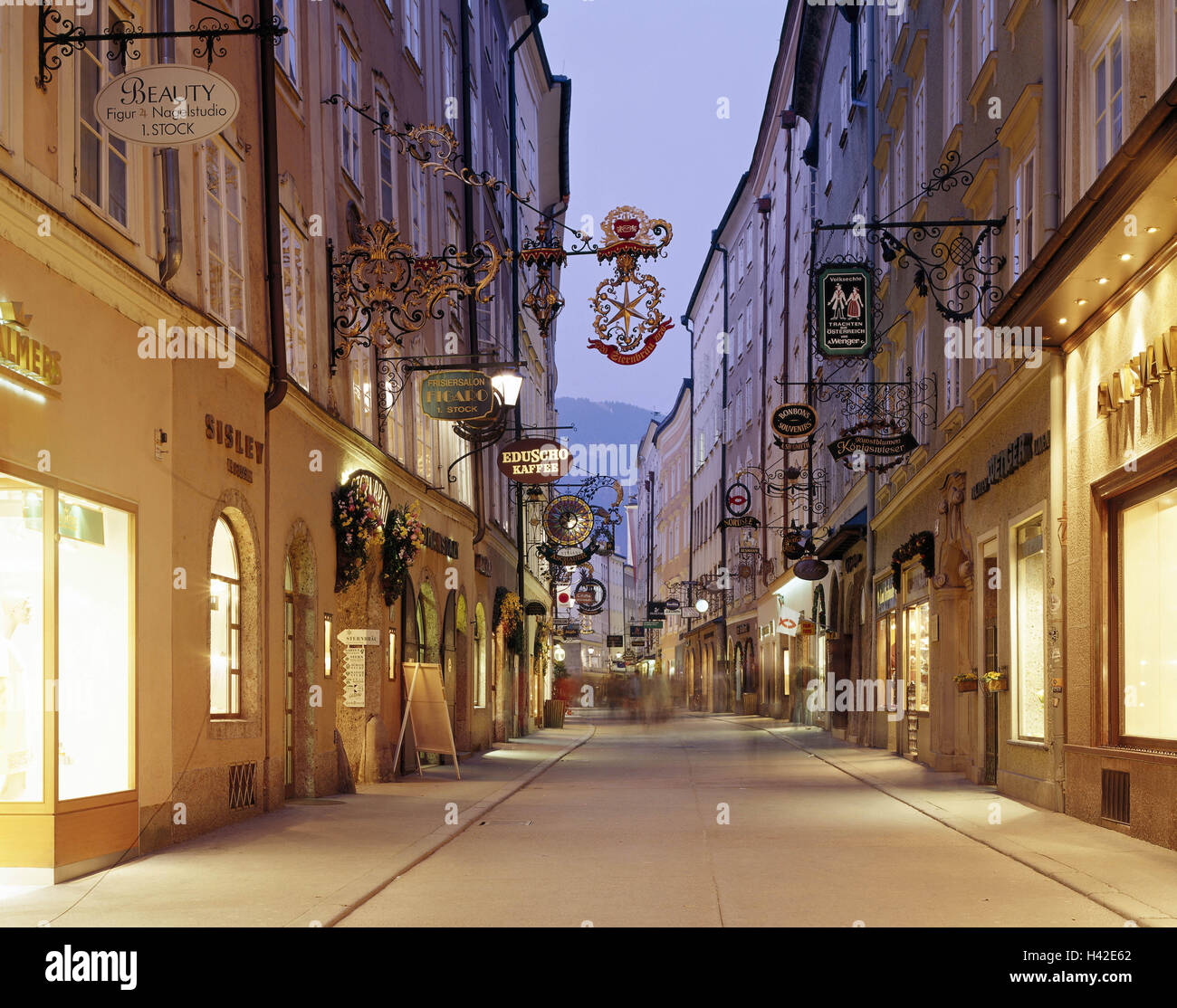 Austria, Salzburg-Stadt, granella lane, negozi, guild segni, illuminazione, crepuscolo, Europa, Salisburgo, città, lane, acquisto di lane, case, case di città, 15-18 sec., casa di segni, insegne pubblicitarie, insegne, smith-ferro, luogo di interesse, cultura e turismo Foto Stock