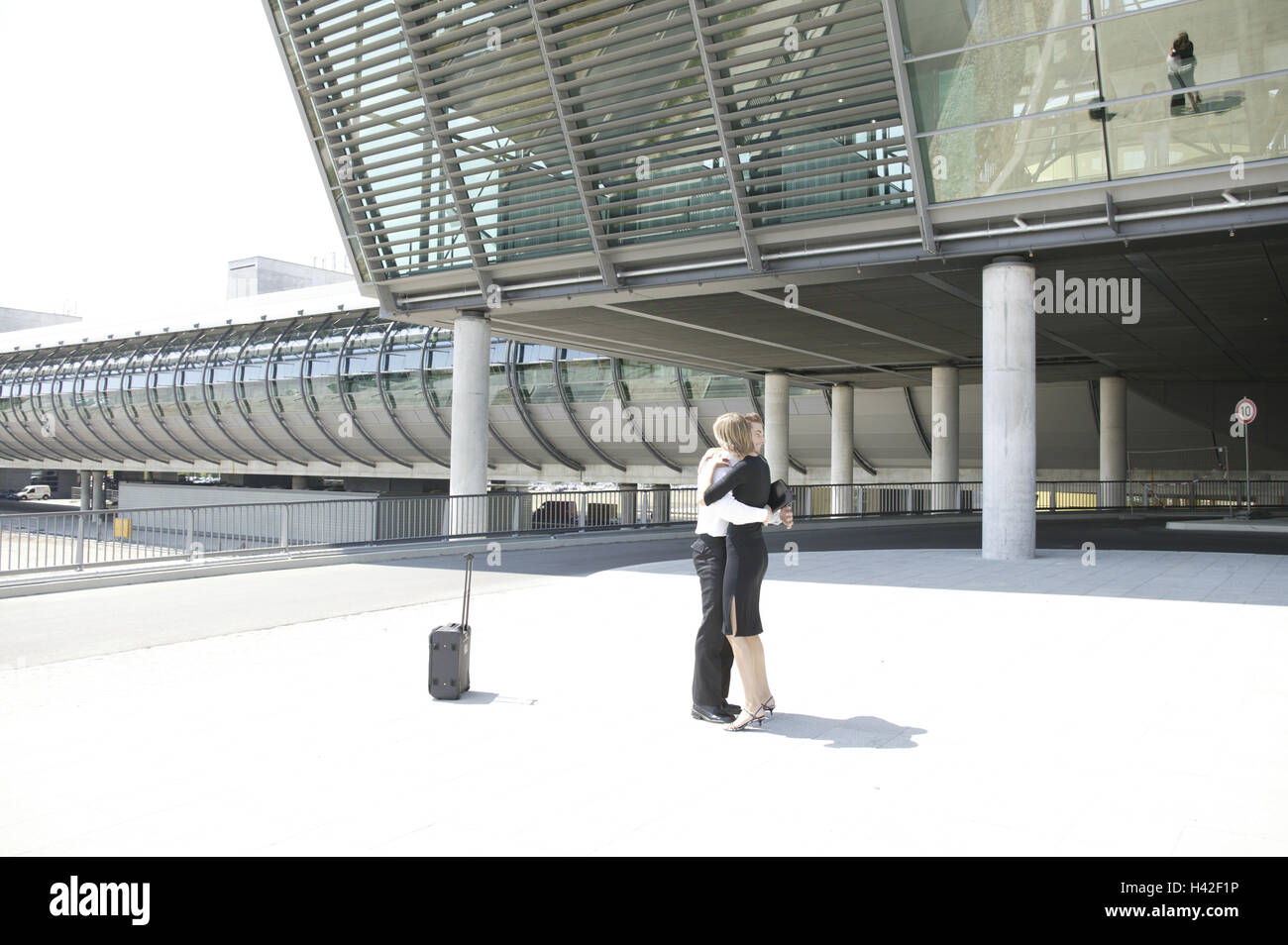 I terminal aeroportuali, giovane, saluto e abbraccio, aeroporto, edificio, partenariato, 20-30 anni, la gioia di vedere di nuovo, riso, ritorno, salutare, riunioni, di amore, di affetto, di sentimento, sfogo emotivo, emozione, ricevuto il benvenuto, chiudi il discarico, aeroporto, o Foto Stock