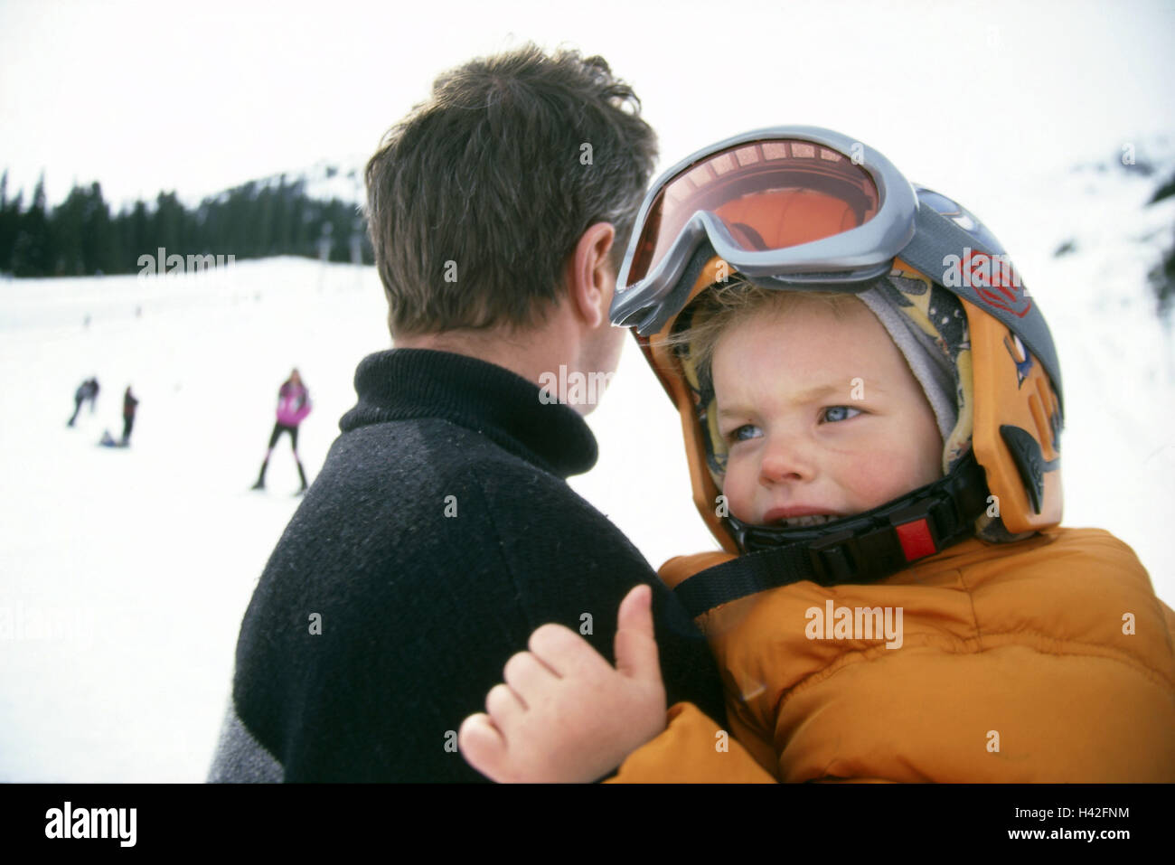 Pista da sci, padre e figlia, tenere premuto, ritratto, stagione invernale, esterno, sport invernali, sport, sci, sciatore, casco, casco, occhiali da sci, attrezzature, equipaggiamento da sci, bambino, ragazza, 2 anni, non valido, visualizzare, desiderio, infelicemente, eccessiva richiesta Foto Stock