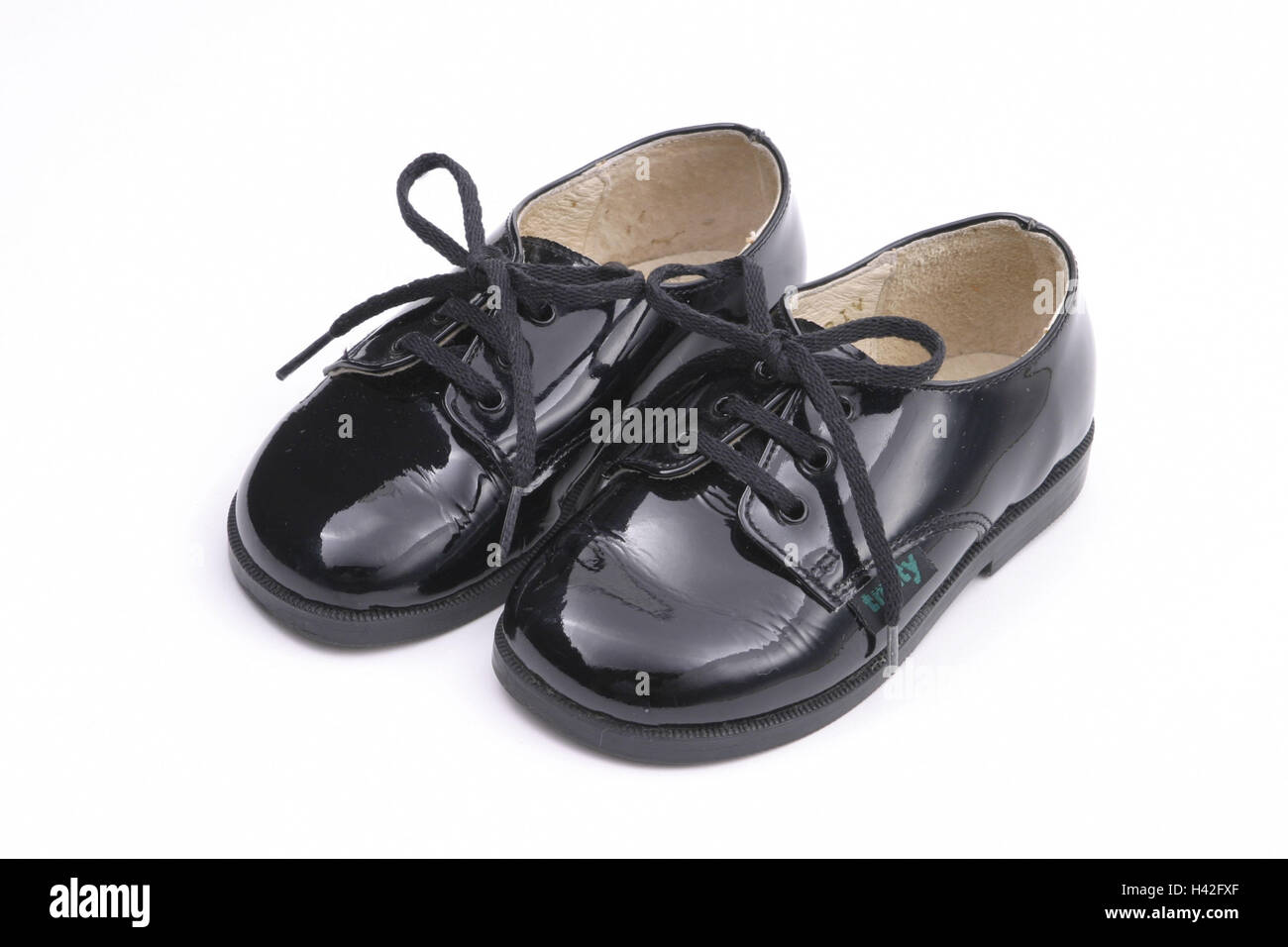 Calzature per bambini ragazza nera scarpe del brevetto, scarpe di pelle, vernice, scarpe, calzature, accessori, infanzia, imparare a correre, futuro, diventa grande, diventa adulto, la fotografia del prodotto Foto Stock