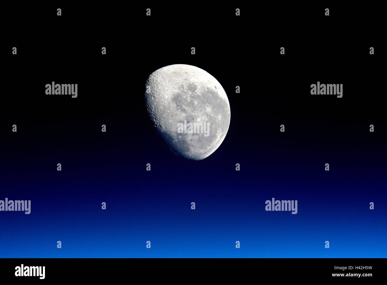 Calare della luna come visto dalla stazione spaziale Foto Stock
