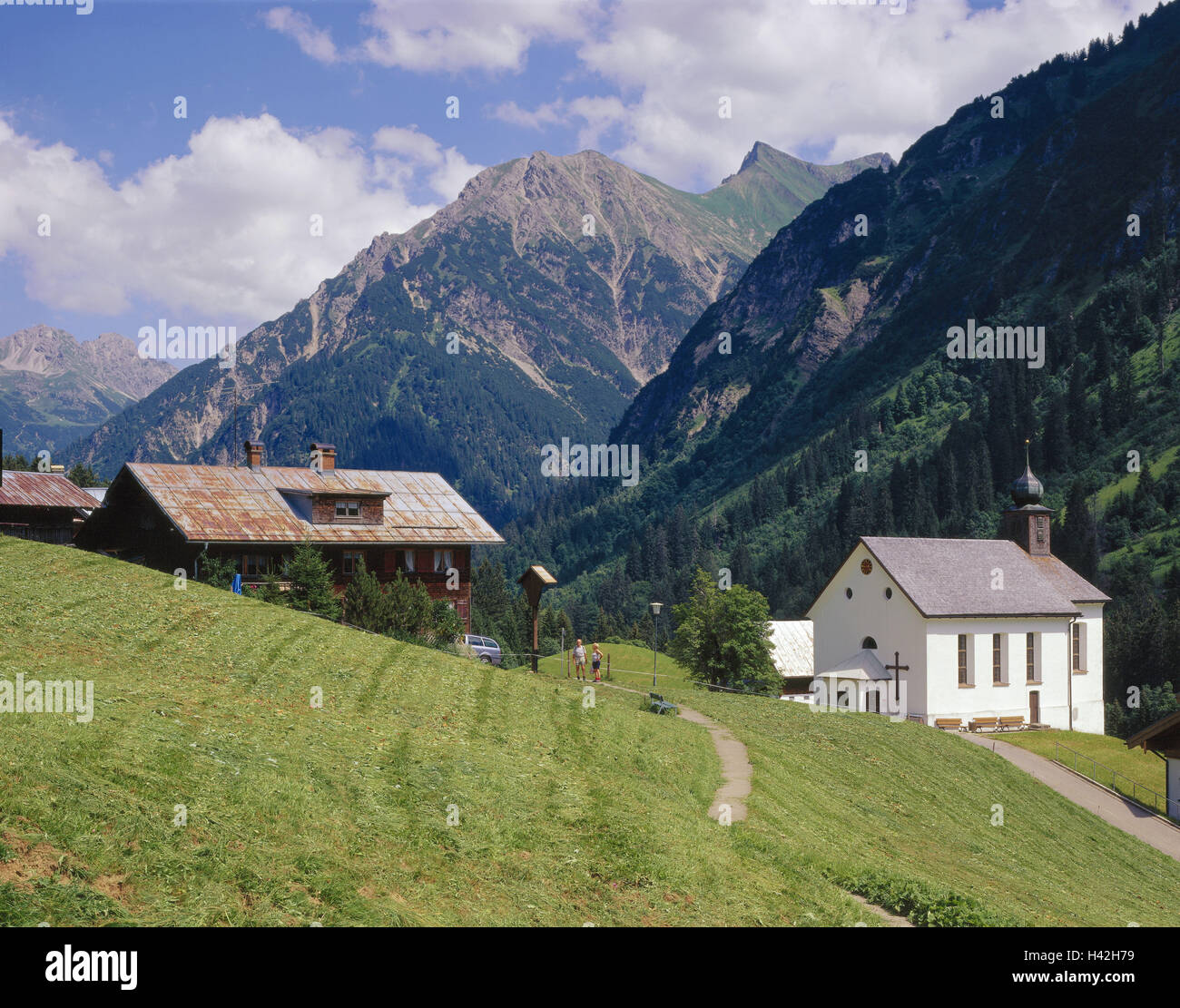 Austria Vorarlberg, Kleinwalsertal, Baad, banda San Martin, il paesaggio di montagna, Europa Westösterreich, piccolo Walsertal, valley, alpi, montagne, bear's head, Zwölferkopf, 2224 m, il calcio di rigore di testa, 2387 m, scenario, case, CIELI E NUVOLE Foto Stock