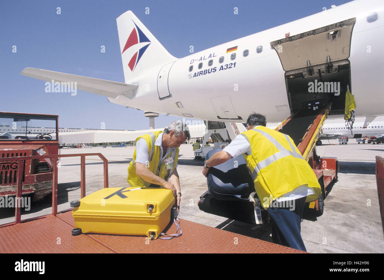 Aeroporto, aria rivestimento portellone, lavoratore, valigia, invitare nessun modello di rilascio aeroporto, aereo, volo di linea roba, uomini, personale dell aeroporto, nastro trasportatore, bagagli, progetto, carica, carica, lavoro, occupazione, viaggio in aereo, del traffico aereo, viaggio in Foto Stock
