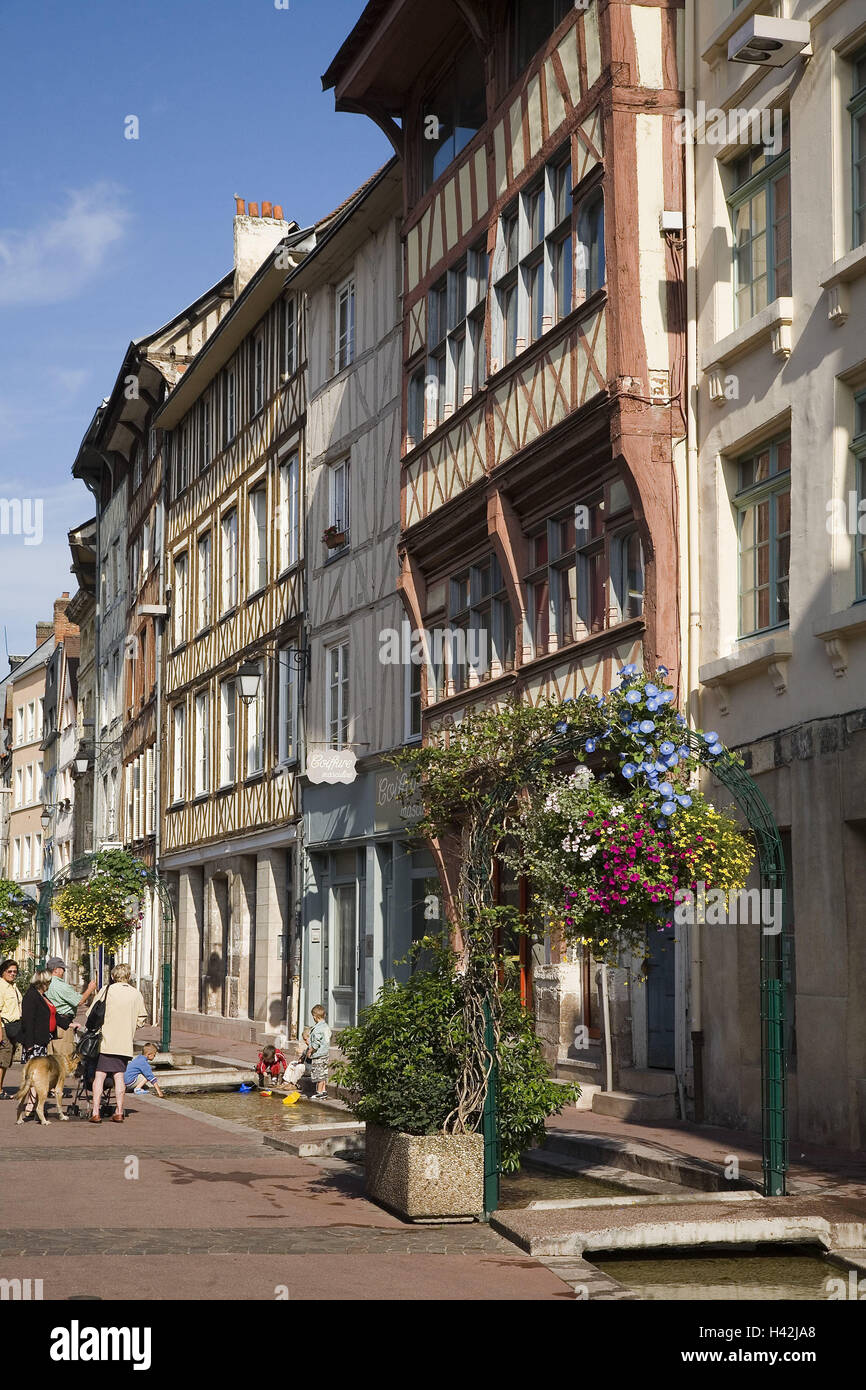 Francia, Normandia, Rouen, città vecchia, Rue-Eau, street, passante, facciate di case, a struttura mista in legno e muratura, città, townscape, case tipiche case a graticcio, facciate, fodera shingle, fiore semaforo, decorazioni floreali, fiori, acqua, corso d'acqua, persona, pedonale, bambini, play, estate, all'esterno, Foto Stock