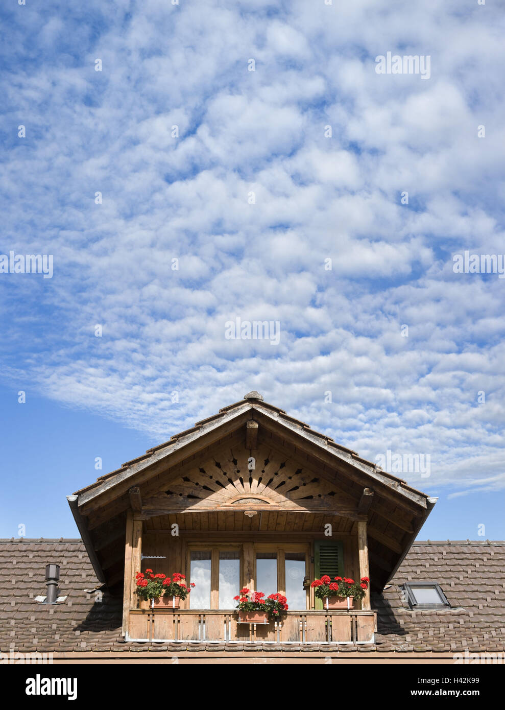 Agriturismo, abbaino, decorazioni floreali, bella nuvole, Foto Stock