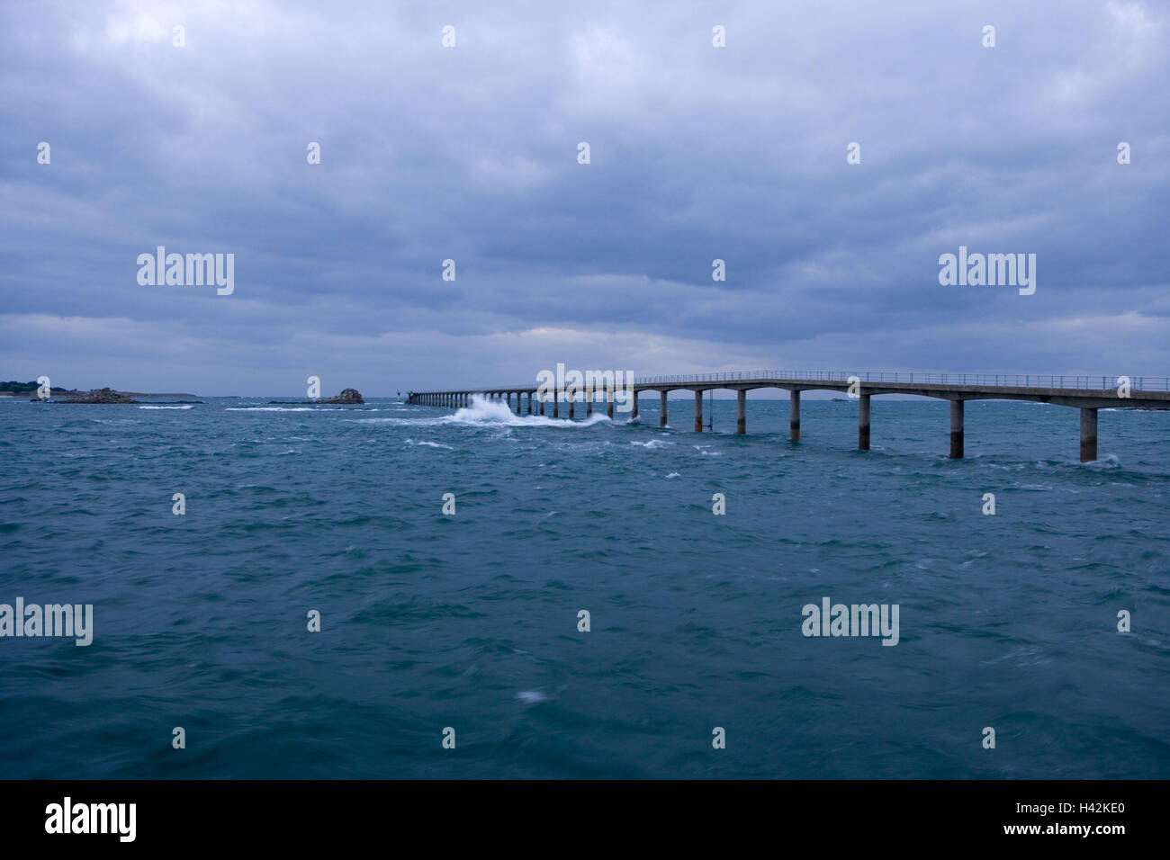 Francia, Bretagna, Finisterre, Roscoff, pier, Ile de Batz, mare, crepuscolo, Foto Stock