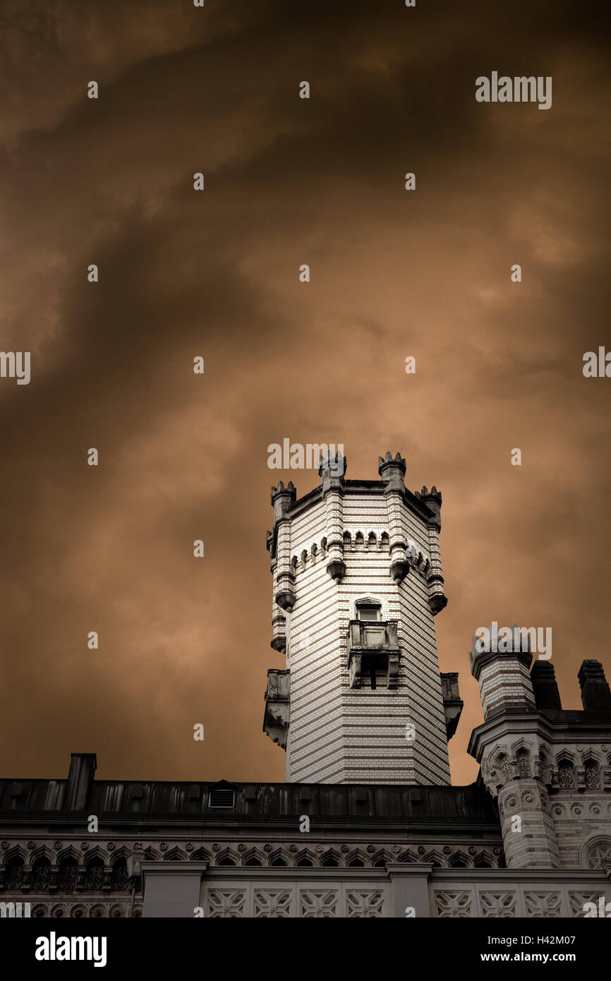 Il castello di Montfort, torre, turbolenta atmosfera, b/w seppia, Foto Stock