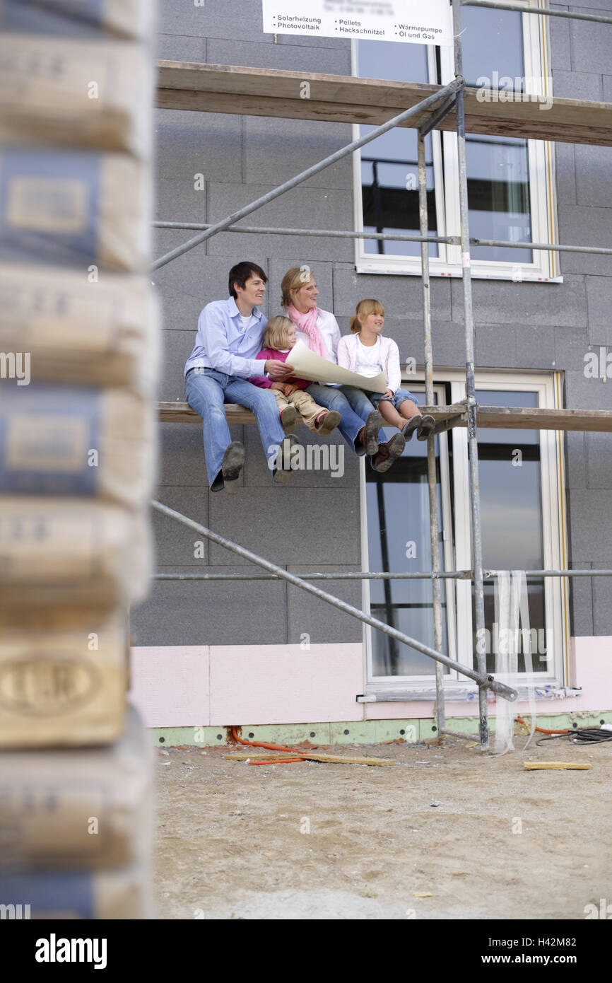 Famiglia, siedono giovani, casa unifamiliare, nuovo edificio, piano, impalcatura, vista, house, piano, immobili, la rendita di vecchiaia, la fase di costruzione, look, architetto piani, uomini al lavoro, giovane coppia sposata, proprietà casa residenziale, felicemente, investimenti, ponteggi, fratelli, fortunatamente, la costruzione di una casa, casa-proprietario, casa di finanziamento, l'acquisto della casa, gli investimenti, lo stile di vita nuovo edificio, persona, quattro piani, shell, controllate, prejoy, home, futuro, futuro camera, insieme, Foto Stock