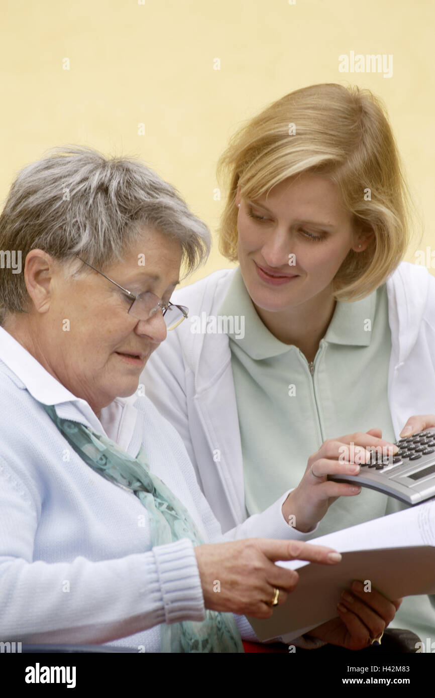 Senior, forma, vecchio infermiere, sorriso, lavorare fuori calcolatrice elettronica, metà ritratto, Senior Citizen's home, vecchia casa di riposo, servizio, persona, vecchi e giovani, professione, due donne, infermiere, Pflegeporsonal, titolare di pensione o di rendita, attivamente, agile, attivo in bisogno di cure, coltivati, cittadini anziani, generazioni, consiglio, consultazione, aiuto, finanze, assistenza, basi, pensione, conteggio, calcolo, alimentazione, visita, la cura, la sutura, assegno, supporto, attenzione, cura, arricciata, all'interno, Foto Stock