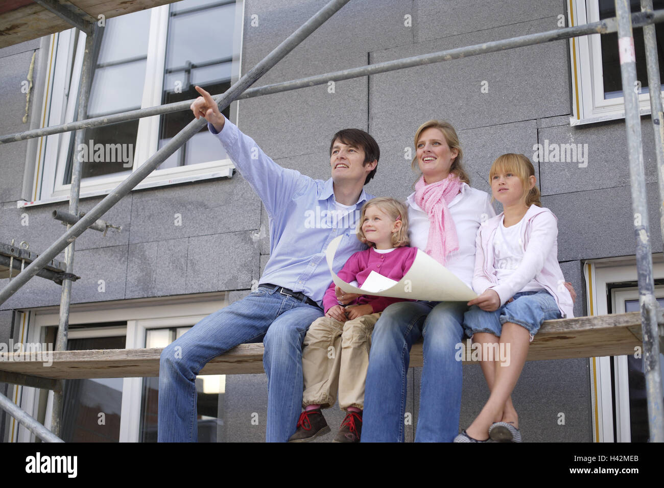Famiglia, siedono giovani, casa unifamiliare, nuovo edificio, piano, impalcatura, indicare, house, piano, gesto, mostrare, immobili, la rendita di vecchiaia, look, architetto piani, uomini al lavoro, giovane coppia sposata, proprietà casa residenziale, felicemente, investimenti, ponteggi, fratelli, fortunatamente, la costruzione di una casa, casa-proprietario, casa di finanziamento, l'acquisto della casa, gli investimenti, lo stile di vita nuovo edificio, curiosamente, persone, quattro piani, shell, controllate, prejoy, home, futuro, futuro camera, insieme, Foto Stock