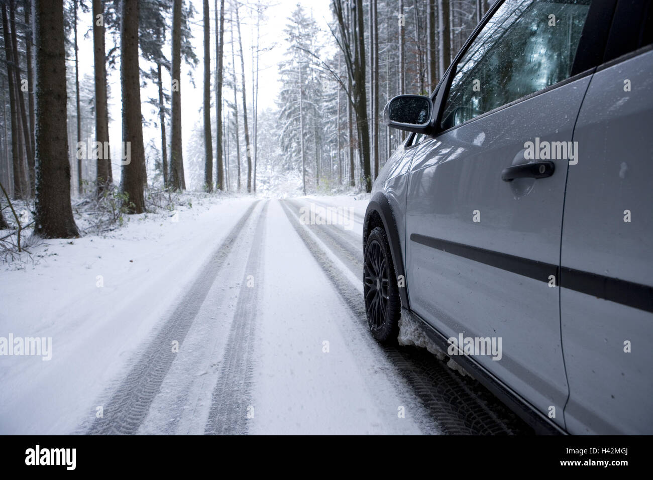 Auto passeggeri, country road, nevoso, pneumatici invernali, medie di close-up, dettaglio, Foto Stock