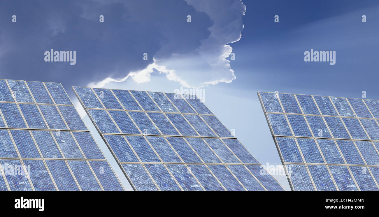 Impianto fotovoltaico, cielo nuvoloso, Foto Stock