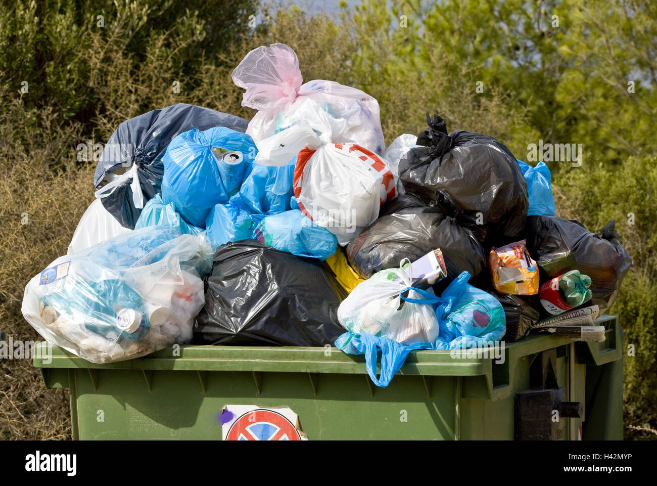 Garbage tonnellata, overcrowds, sacchi della spazzatura, overfull garbage,  sacchi, sacchetti di plastica, rifiuti, rifiuti, sacchi della spazzatura,  completamente, overflow, buttare via heap, lo smaltimento dei rifiuti, la  separazione di rifiuti, resto