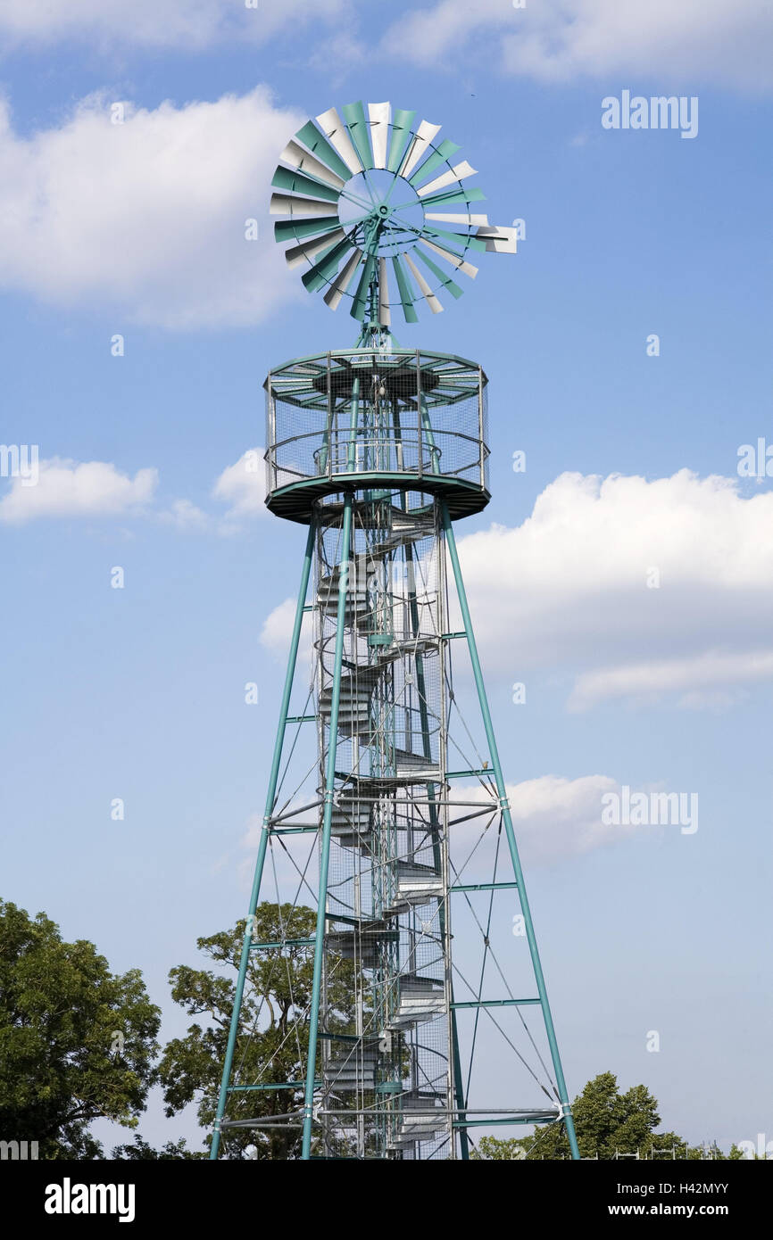 Turbina eolica, cielo nuvoloso, torre, salendo le scale, scale, stadio, scala a chiocciola, turchese, energia eolica, costruzione, utilizzare il potere di vento, in alternativa, il cielo, nubi Foto Stock