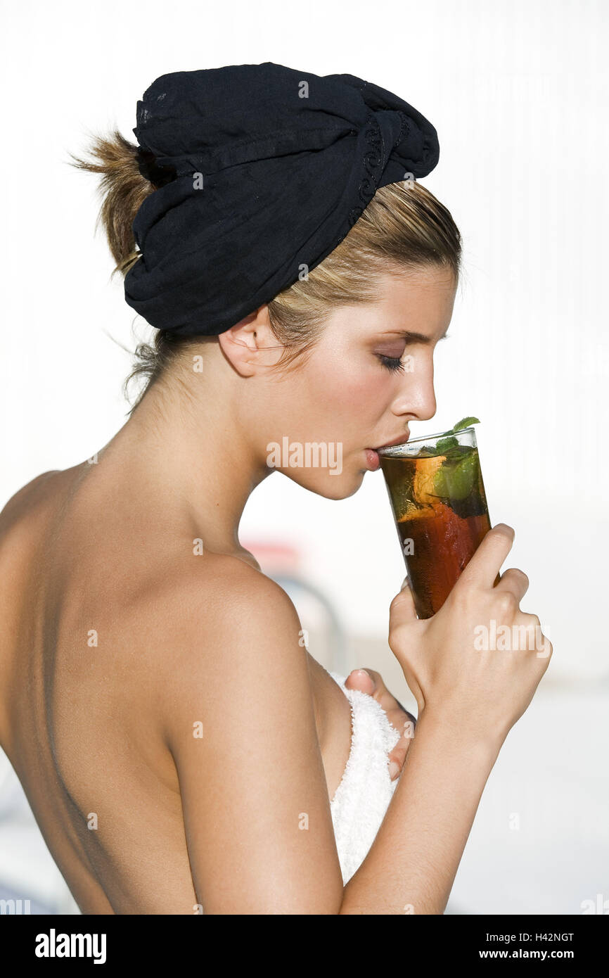 Donna, giovane, asciugamano la parte superiore del corpo, tè, bevande, pagina ritratto, Foto Stock