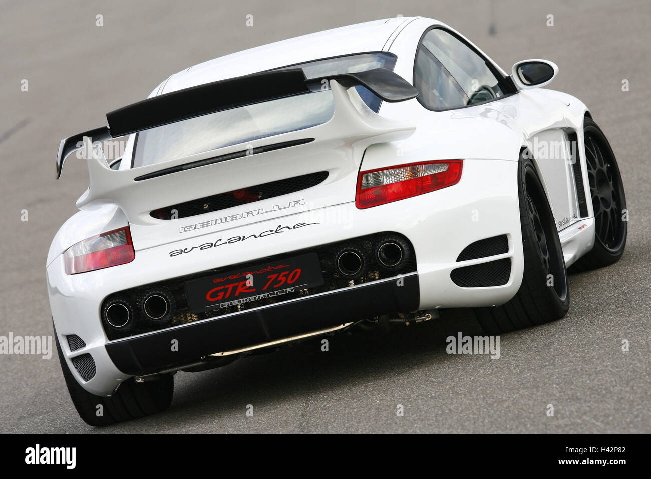 Porsche Gemballa Avalanche GTR 750, bianco, aslant dal retro, alcuna  proprietà di rilascio Foto stock - Alamy