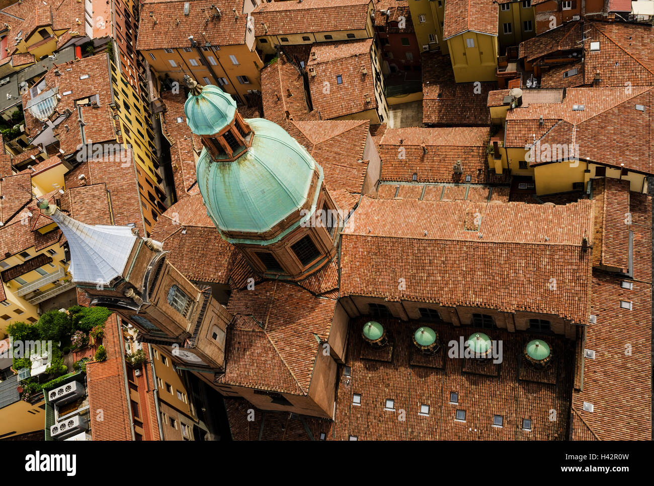 Bologna è conosciuta per la sua architettura: la sua "torre", portici ad arco e l'onnipresente rosso Foto Stock