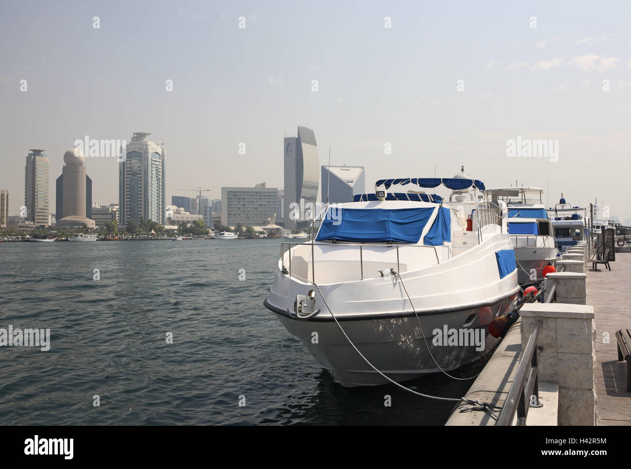 VAE, Dubai, vista città, alta sorge, stivali, capitale, fuori, architettura, la struttura, la costruzione di uffici, alto ufficio blocchi, edifici, porto, luogo di interesse, skyline, in arabo, fiume, Riverside, destinazione, città, barche, motoscafi, sbarco stag Foto Stock