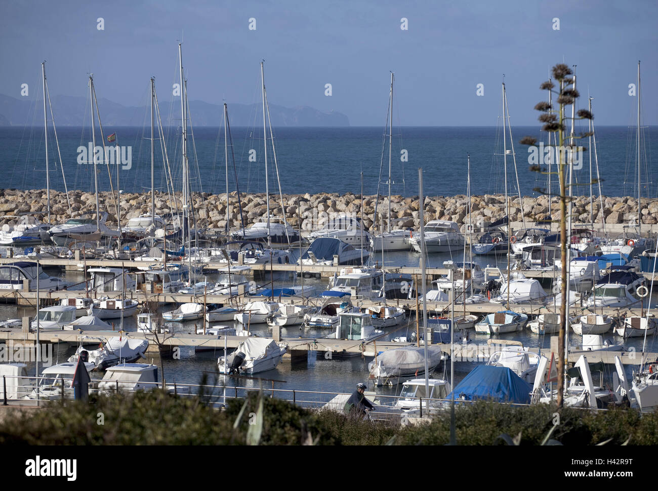 In Spagna, le isole Baleari, isola di Maiorca, Colonia de Sant Pere, porto, stivali, Europa, Destinazione Isole Baleari isola, isola del Mediterraneo, Mare, Mare mediterraneo, visualizzare place, porto luogo, fuori, deserte, pontile, barche a vela, mot Foto Stock