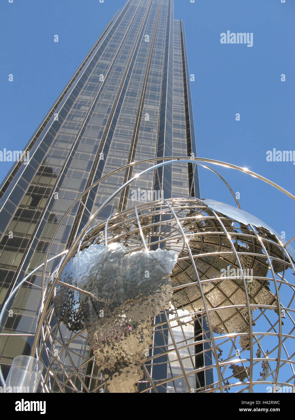 Gli Stati Uniti, New York City, Trump Tower, Globe, prospettiva, America del Nord, paese, città, città cosmopolita metropoli, Building, edificio di uffici, struttura, architettura, destinazione, altezza, soleggiato, Foto Stock