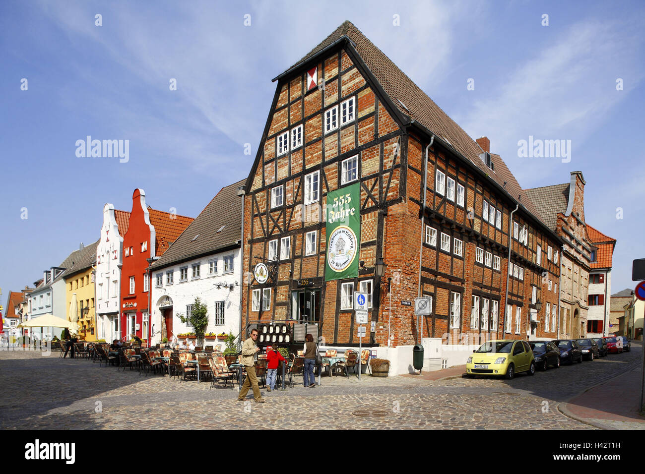 Germania, Meclemburgo-Pomerania, Wismar (città), Altstadt, Brauhaus am Lohberg, turisti Foto Stock