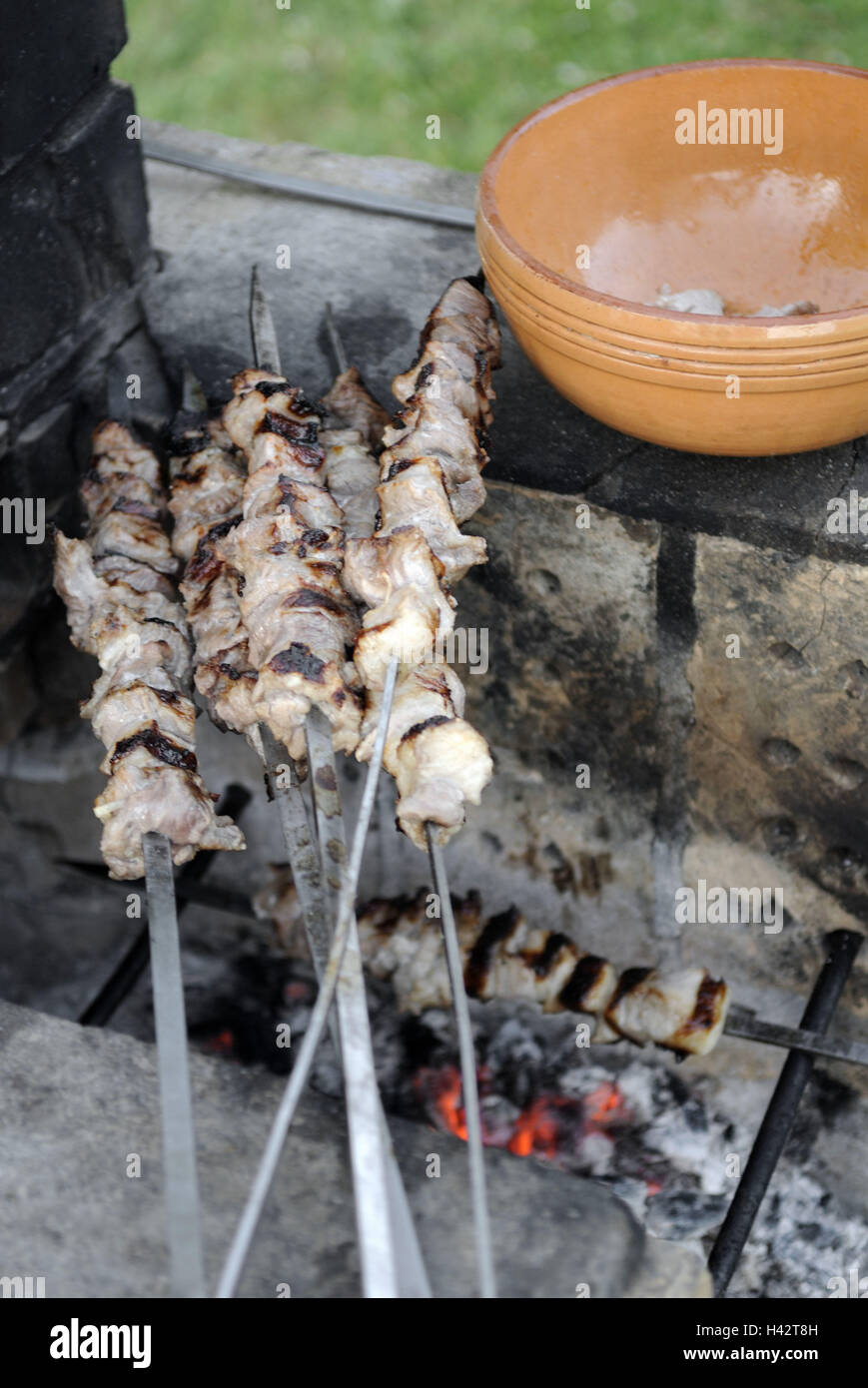Shish kebab, sputa, ciotola, grill, carbone, candelette, turf Foto Stock