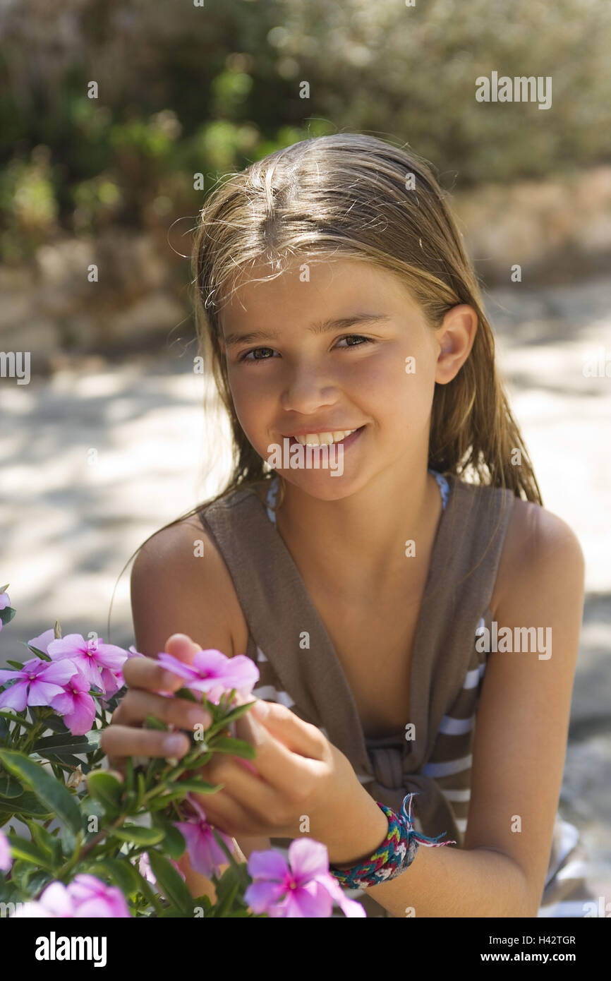 Le ragazze, giardino, fiori, toccare Visualizza fotocamera, Foto Stock