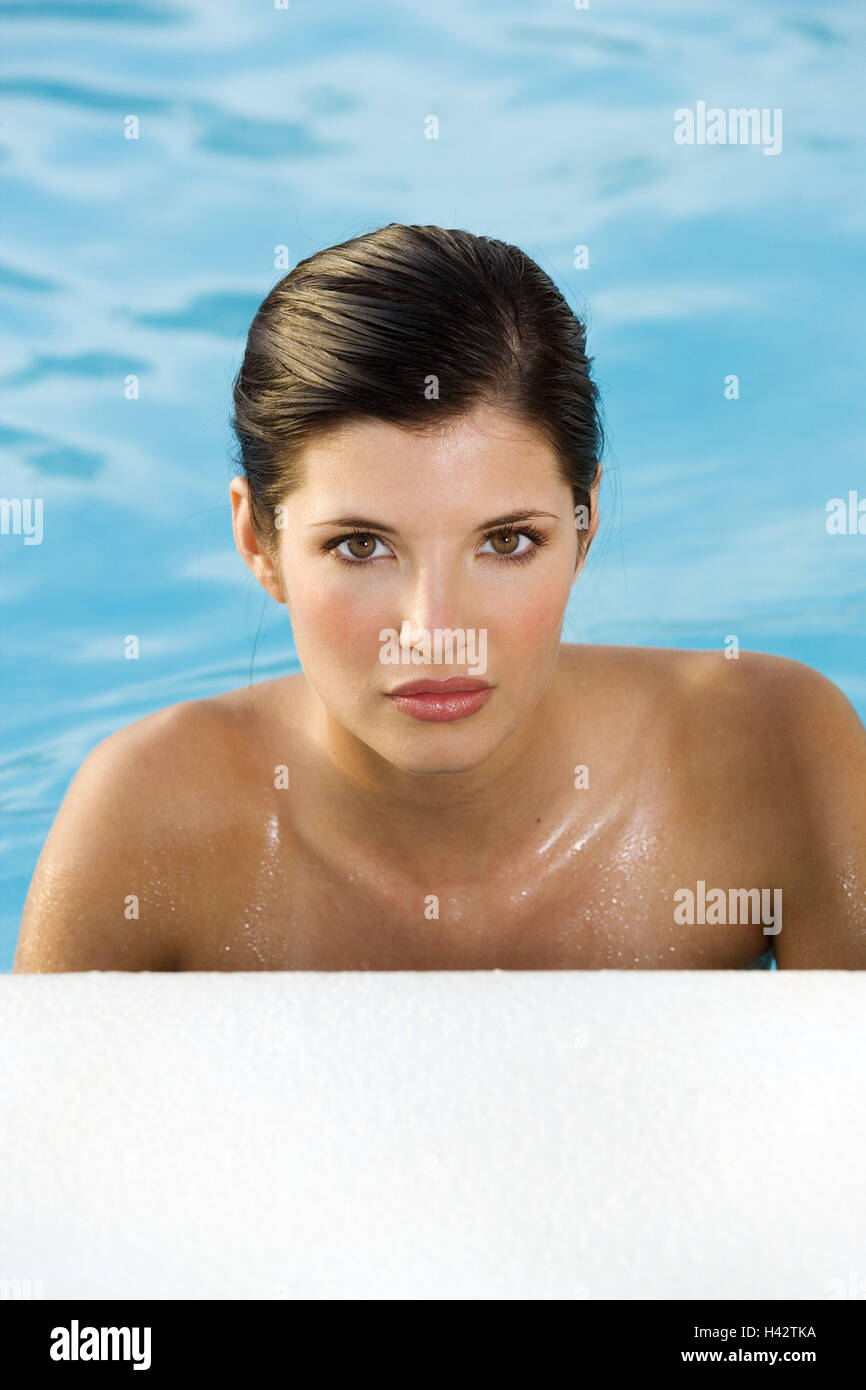 Donna, giovane, margine di piscina, ritratto, visualizza fotocamera, Foto Stock