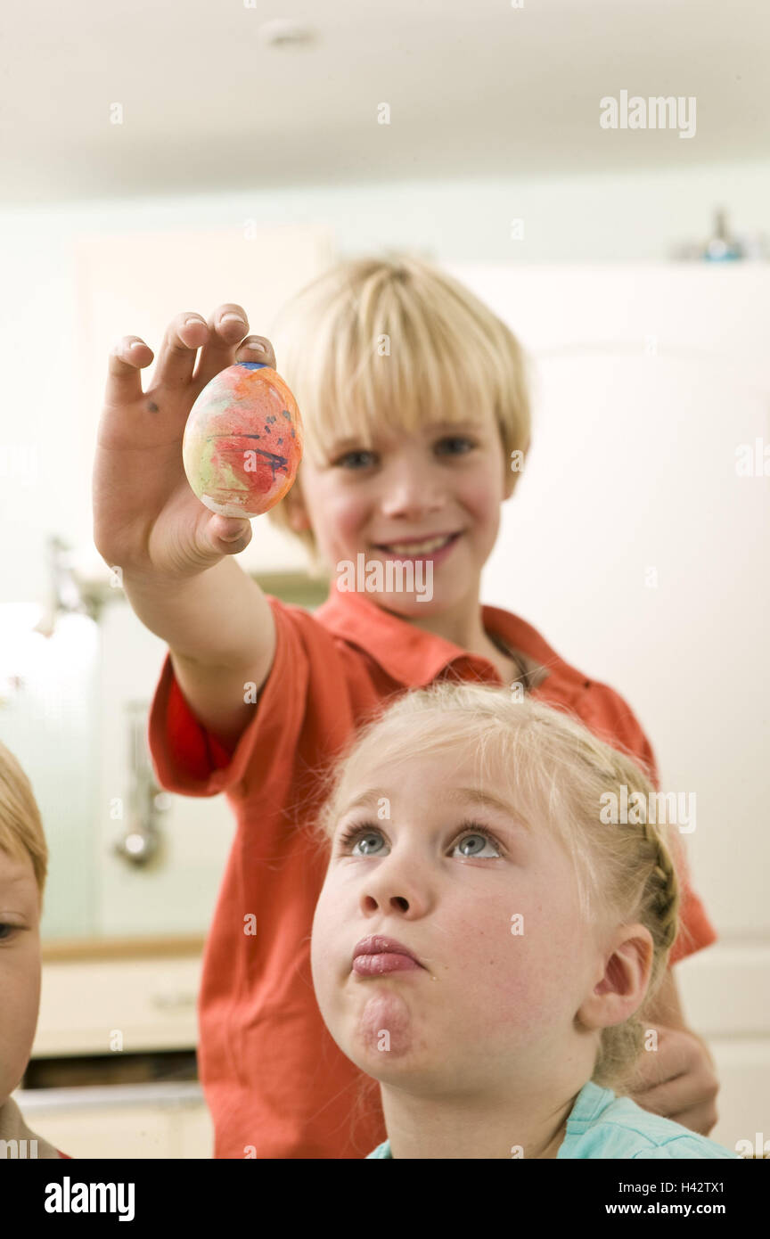 Pasqua, boy, ragazza, uovo di pasqua, punti, felice, stupito, festa di Pasqua, tempo di Pasqua, persona, fratelli, amici, fratello, sorella, bambini, bionda, uovo uovo di gallina, attesa, orgoglio, gioia, infanzia, adornment, decorazione, decorazione di Pasqua, le tradizioni, la tradizione, le tradizioni pasquali, Pasqua, personalizzato Foto Stock