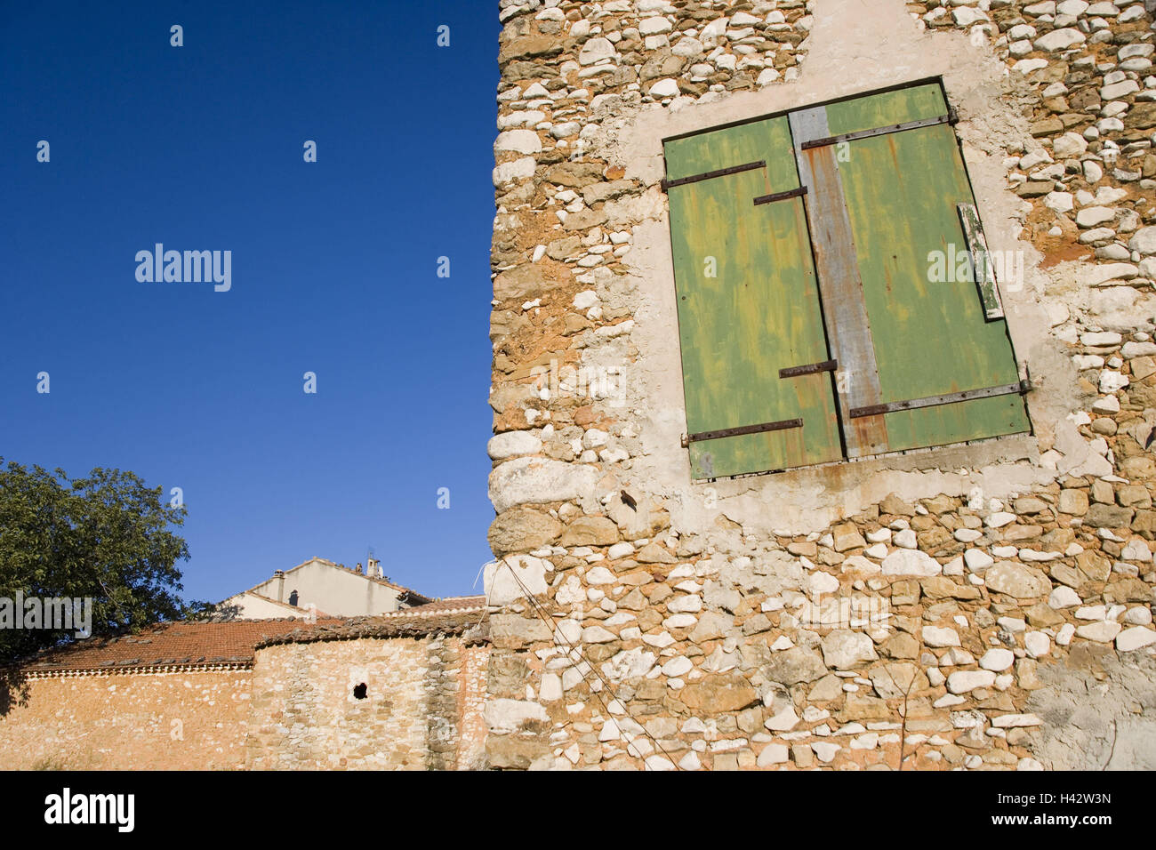 Francia, Provenza, Vaucluse, villaggio, case, al di fuori del muro, dettaglio, finestra, a sud est della Francia, luogo, vista locale, edificio, casa residenziale, pietra muraglia difensiva, muro di pietra naturale, al di fuori del muro, persiane, architettura, tipicamente, rurally, rustico, chiuso dalle intemperie, al di fuori del cielo privo di nuvole, nessuno, copia di spazio, Foto Stock