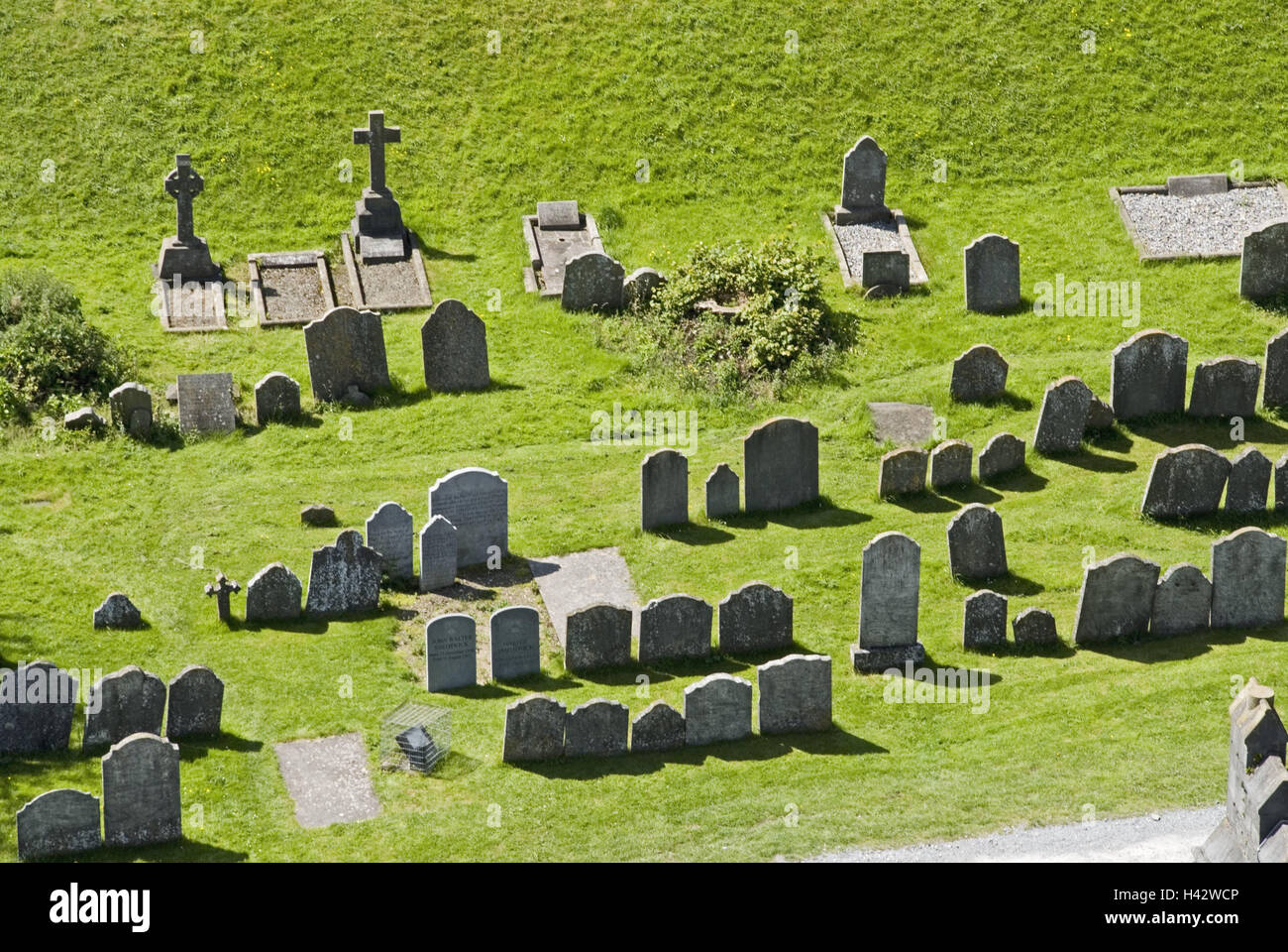 In Irlanda, il Leinster, Kilkenny, cattedrale, San Canice Ì vedere, cimitero, tombe, di fede e di religione, il cristianesimo, lapidi, esterno, prato, concezione, morte, mortale, interramento, tomba, croci, Foto Stock