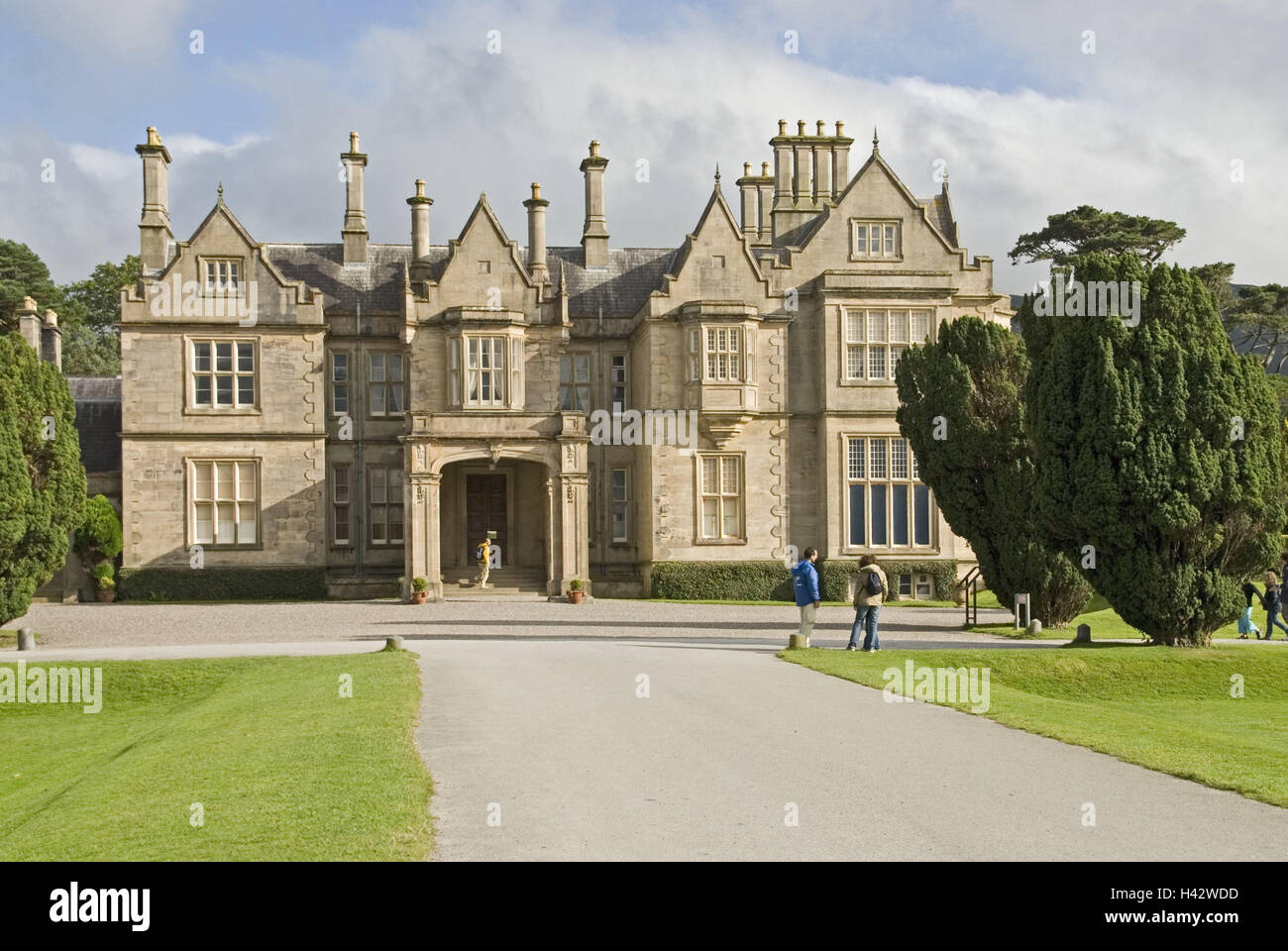 Irlanda, Munster, Kerry, Killarney National Park, Muckross House Villa vittoriana, Mansion, manorial, parco, edificio, struttura, architettura, luogo di interesse, visitatore, turistico, turismo, persona, fuori strada, Foto Stock