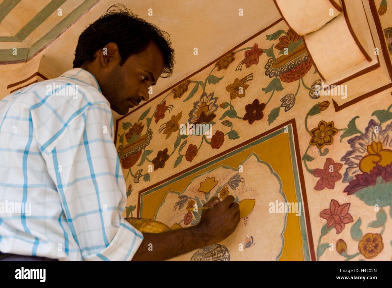 India Rajasthan, Jaipur, fort ambra, uomo, pittura murale, ripristino Foto Stock