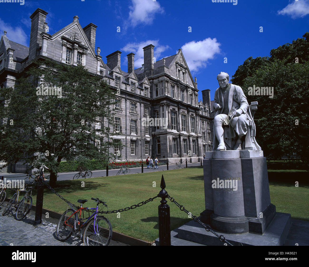 Irlanda, Dublino Trinity college park, monumento, matematico George salmone, Europa, irlandese del paese, statua, campus edificio, struttura, vecchio, storicamente, università, costruisce in 1592, zona universitaria, studente, blocco catena, biciclette, mettere giù Foto Stock