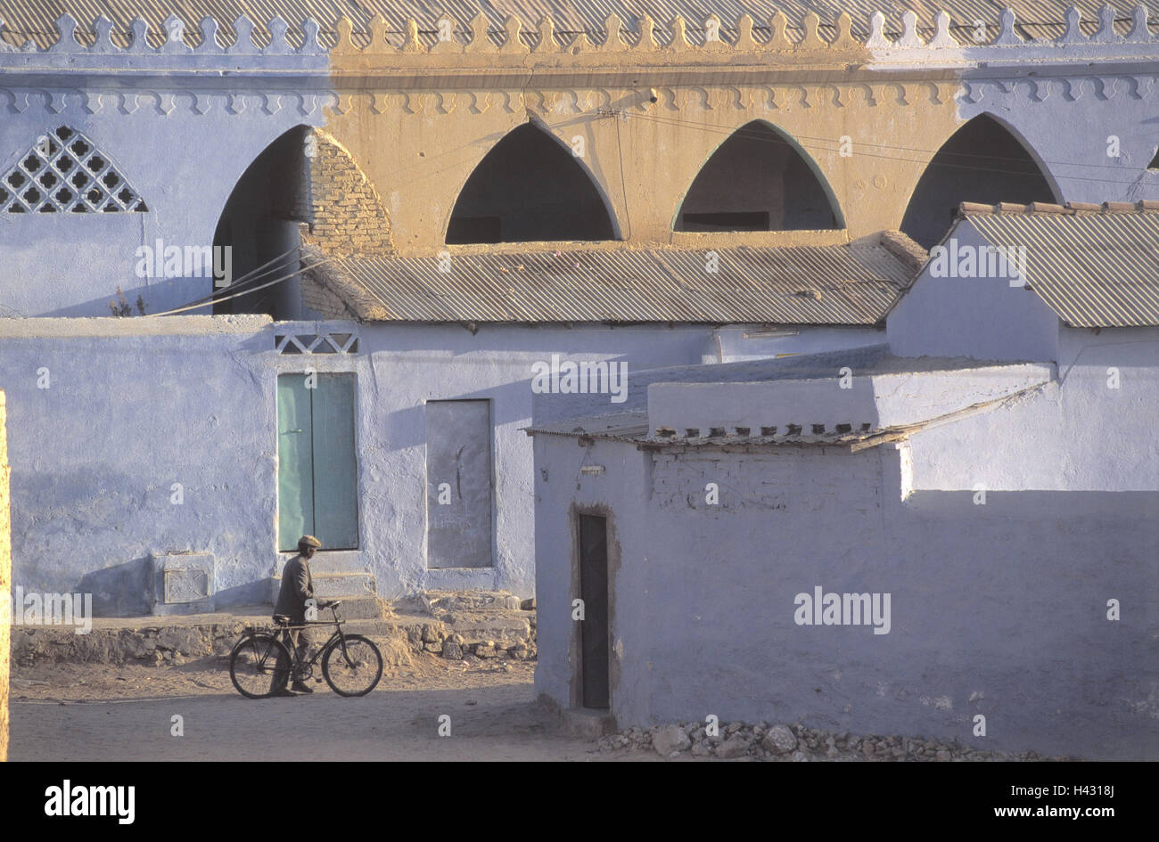 In Eritrea, Massaua, Città Vecchia, lane, ciclista, nessun modello di rilascio, Africa, Massaua, Mitsiwa, porta la costruzione di case, facciate, portici, curve, Sudan ampia architettura, townscape Foto Stock