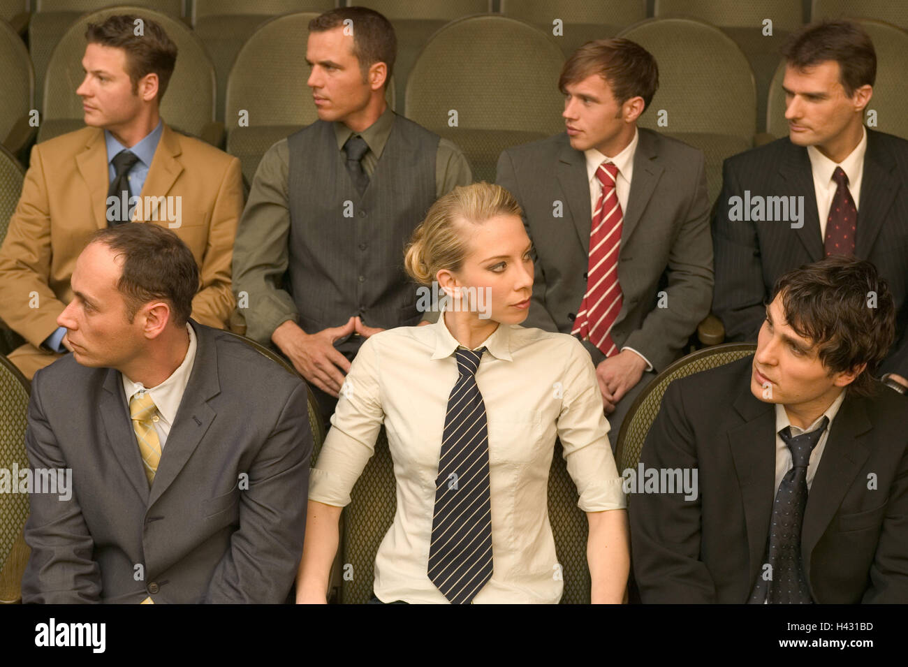 Cinema, righe, manager, collega, consente di visualizzare in modo opposto, sedersi, ignorare la foto di gruppo sala cinema, sala teatrale, visita al cinema, visita al teatro, tempo libero, udienza, spettatore, molti uomini, colleghi, suit, tie, ano lavoro, prestazioni, la carriera e il successo, business, azienda, emancipazione, integrazione, la gente di affari, kit codice, codice di abbigliamento, collega, eccezione, singoli, scelta, centro, all'interno, 20-30 anni, 30-40 anni, self-assurance, autostima, seriamente, gruppo, ignoranza, si allontanano, interesse, disinteresse, linea di vista Foto Stock