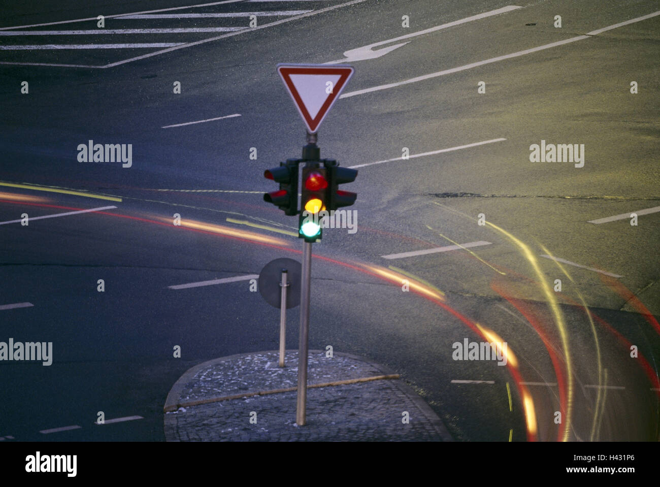 Crocevia, controllo traffico, segno, semaforo, tracce di luce, crepuscolo, street, corsie, marciapiedi, multi-lane, giunzione, a sua volta, traffico, regolamento, le norme sul traffico, il giusto modo di prestare attenzione, un segnale luminoso, disturbo, allo stesso tempo, lucentezza, bewilderingly, con Foto Stock