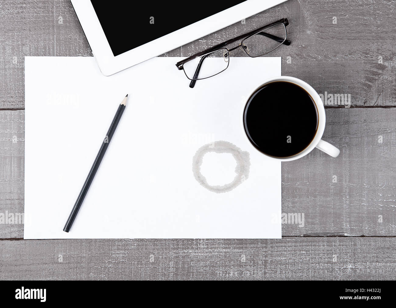 Tavoletta grafica con la matita le schede di carta e del caffè sulla  scrivania in ufficio Foto stock - Alamy