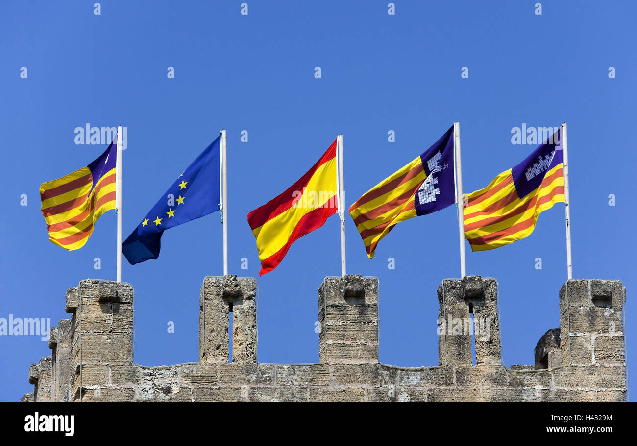 In Spagna, le isole Baleari, isola di Maiorca Alcudia, comune obiettivo, dettaglio pinnacoli, bandiere, europea, in spagnolo, Baleari, destinazione, luogo di interesse, il patriottismo, bandiere, bandierine del paese, orgoglio nazionale, cielo blu, senza nuvole, esterno, colpo, Foto Stock