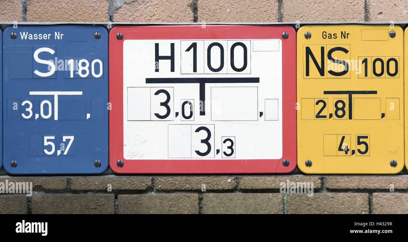 Casa muro difensivo, dettaglio punta di bacheche, acqua-collegamento, collegamento gas, gas, segno, idrante, coordina, segni, acqua, di bacheche i servizi di pubblica utilità, circuiti, linea di gas, l'acqua tubo, informazioni, Foto Stock