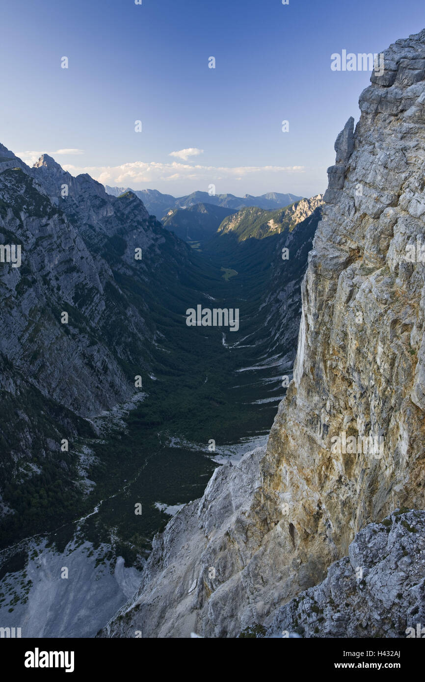 La Slovenia, il Parco Nazionale del Triglav, formazione carsica e valle in canyon Foto Stock